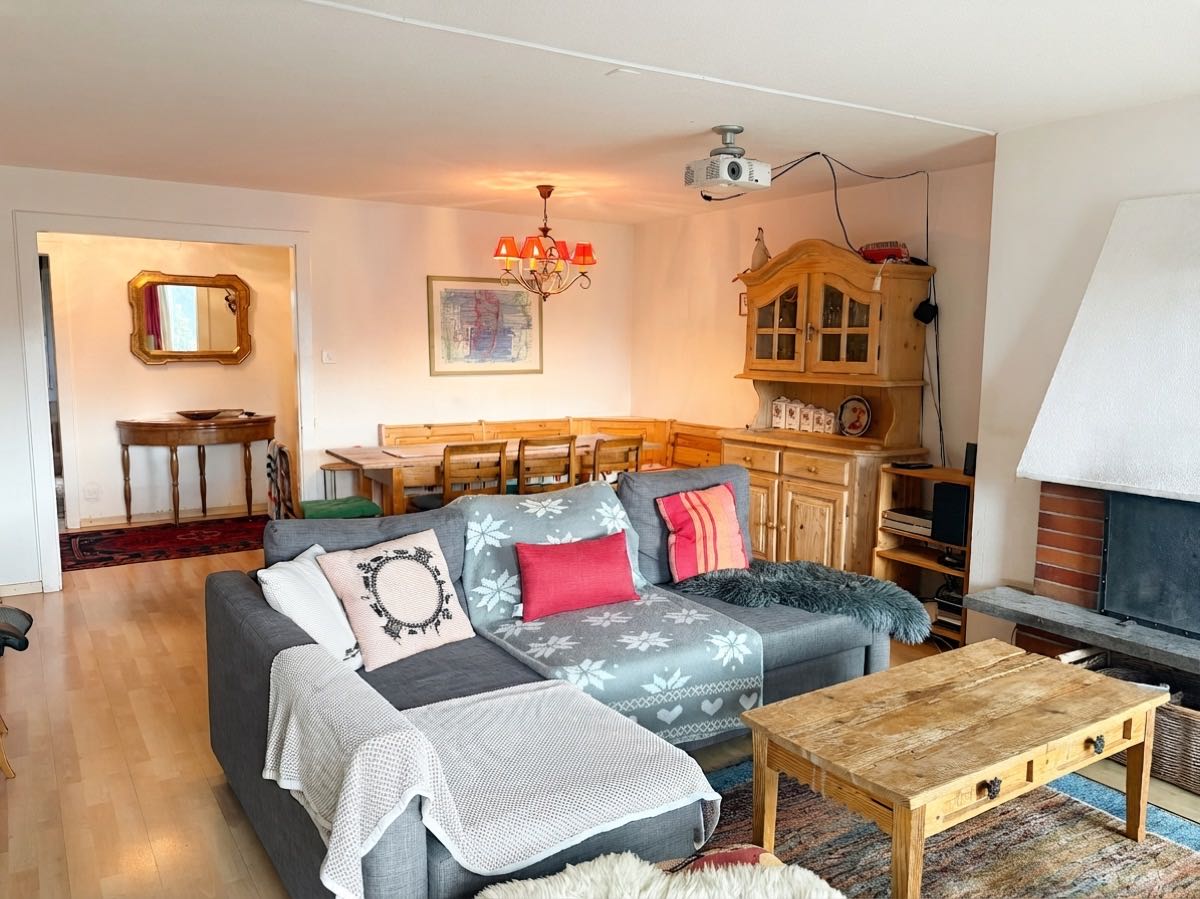Salon chaleureux avec cheminée et mobilier en bois