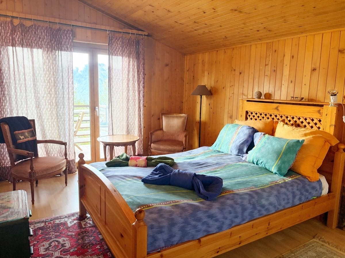 Chambre principale avec balcon et vue sur les montagnes